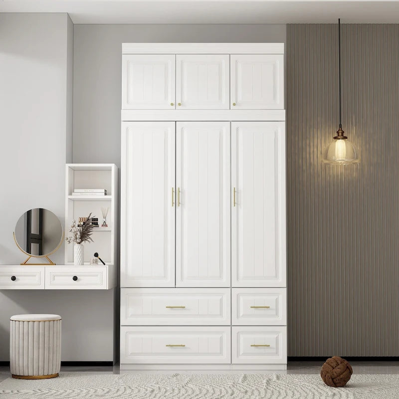 Grande armoire en bois avec portes à panneaux surélevés