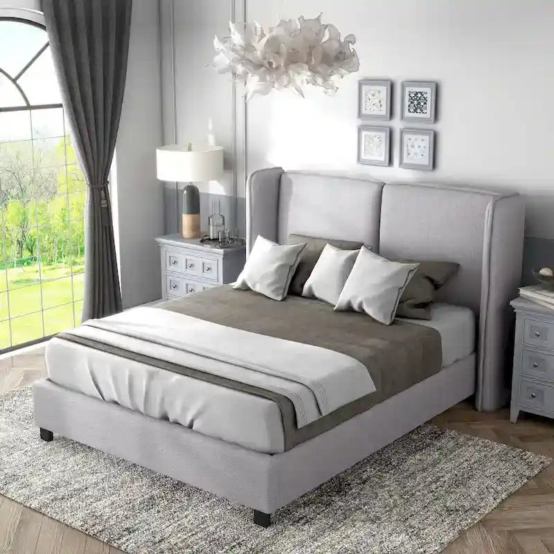 Lit plateforme moderne grand format en tissu résilient, avec tête de lit capitonnée à oreilles.