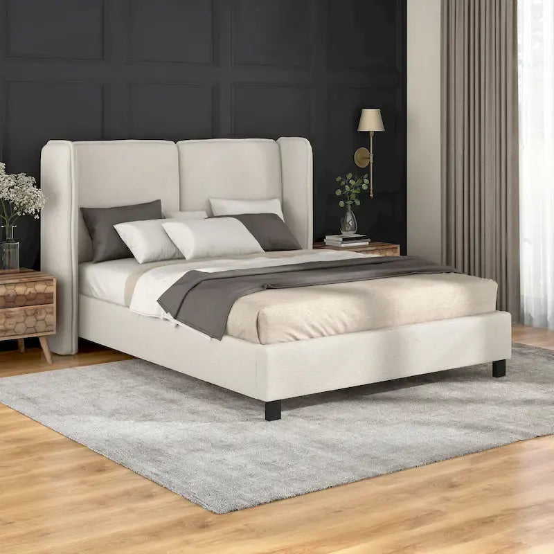 Lit plateforme moderne grand format en tissu résilient, avec tête de lit capitonnée à oreilles.