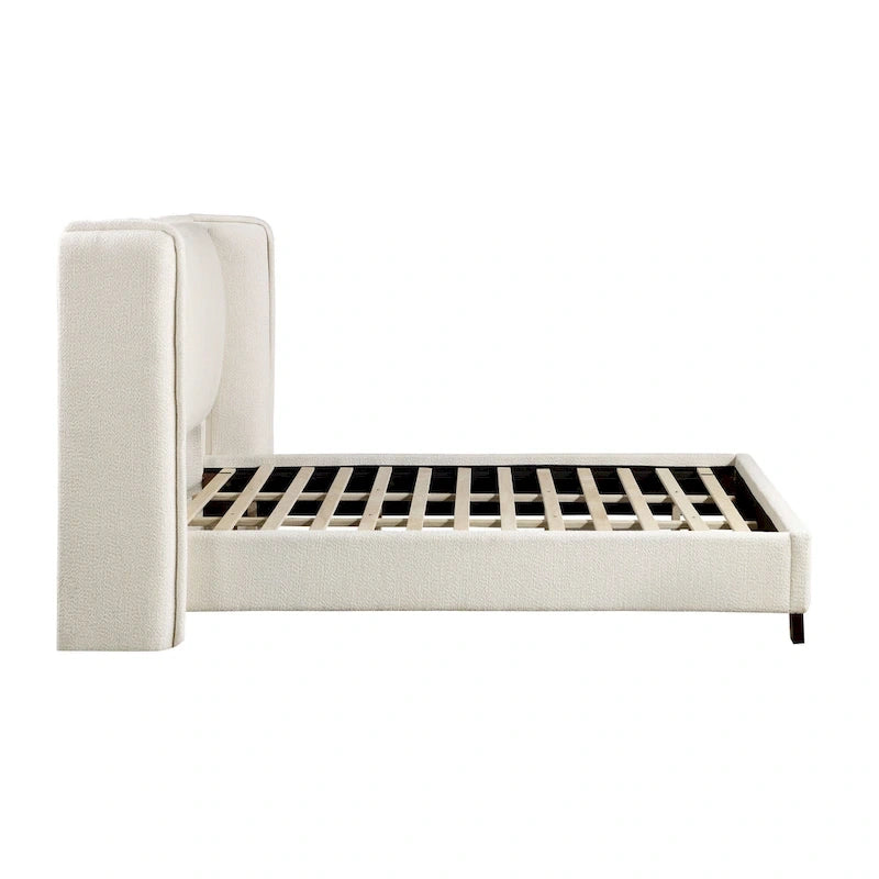 Lit plateforme moderne grand format en tissu résilient, avec tête de lit capitonnée à oreilles.