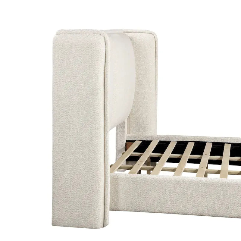 Lit plateforme moderne grand format en tissu résilient, avec tête de lit capitonnée à oreilles.