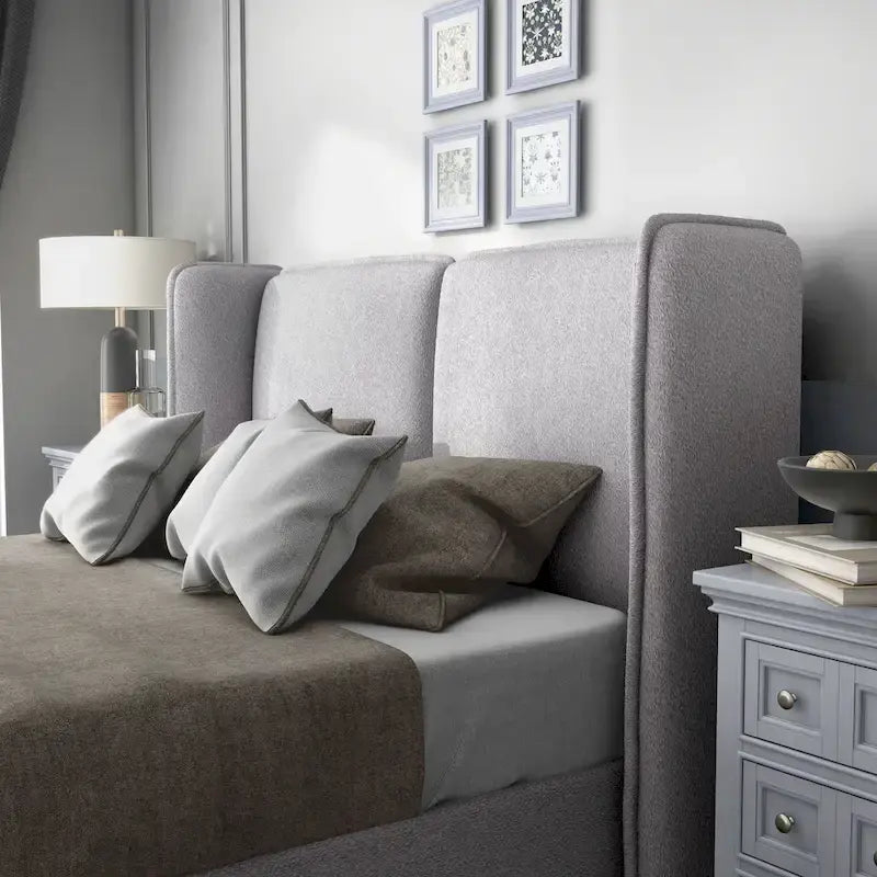 Lit plateforme moderne grand format en tissu résilient, avec tête de lit capitonnée à oreilles.