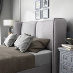 Lit plateforme moderne grand format en tissu résilient, avec tête de lit capitonnée à oreilles.