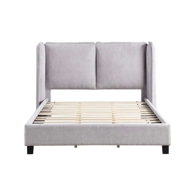 Lit plateforme moderne grand format en tissu résilient, avec tête de lit capitonnée à oreilles.