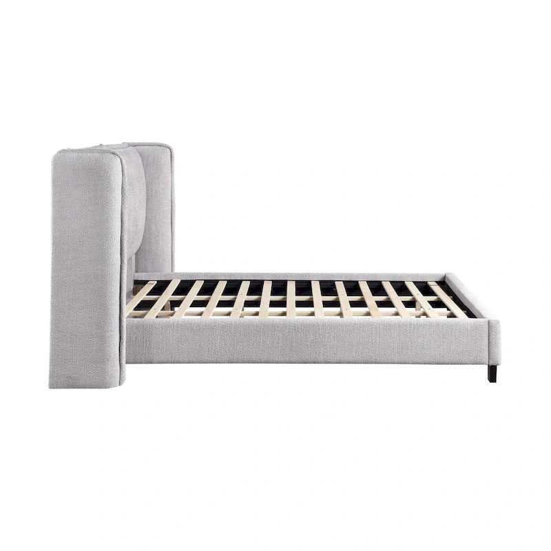 Lit plateforme moderne grand format en tissu résilient, avec tête de lit capitonnée à oreilles.