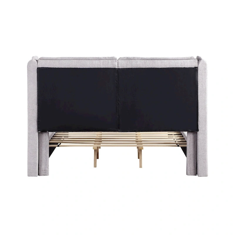 Lit plateforme moderne grand format en tissu résilient, avec tête de lit capitonnée à oreilles.