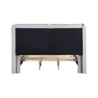 Lit plateforme moderne grand format en tissu résilient, avec tête de lit capitonnée à oreilles.