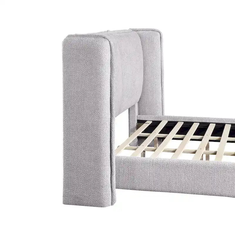 Lit plateforme moderne grand format en tissu résilient, avec tête de lit capitonnée à oreilles.